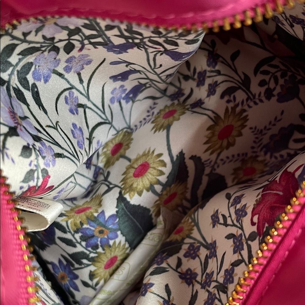 Gucci Beauty Pink Satin Cosmetic Pouch with Gold Logo - Picture 5 of 16